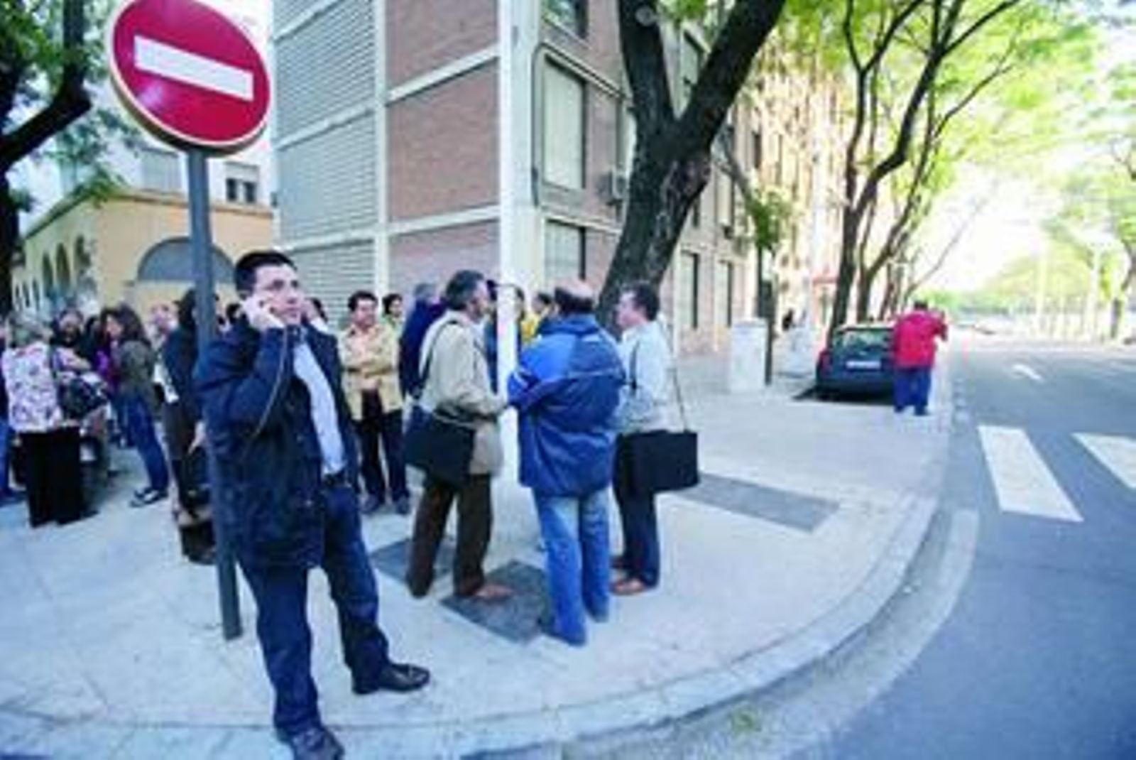 Funcionarios concentrados frente al edificio municipal de Diego de Riaño.