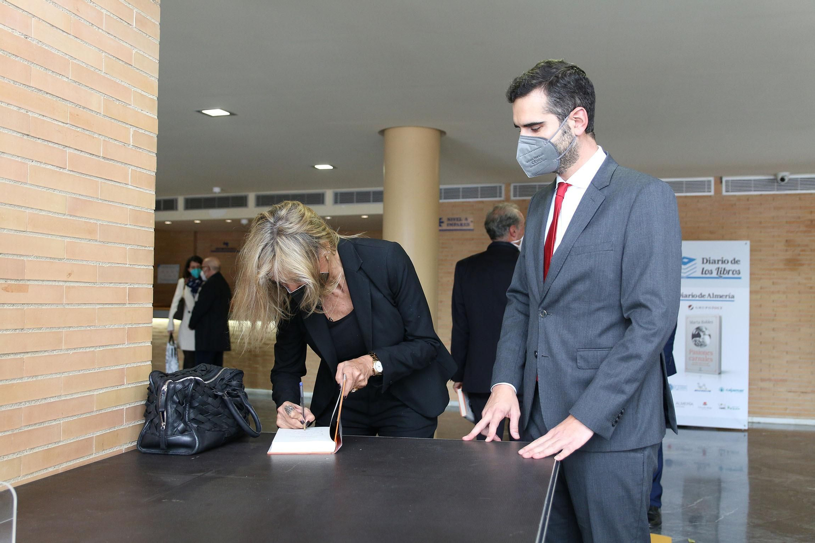 Fotogalería Diario de los Libros, con Marta Robles y su obra 'Pasiones carnales'