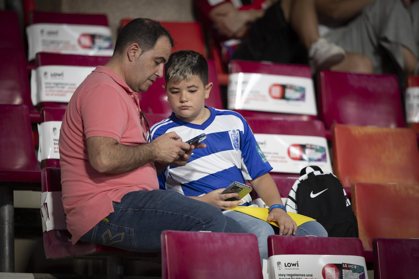 Encuéntrate en la grada de Los Cármenes en el Granada-Leganés