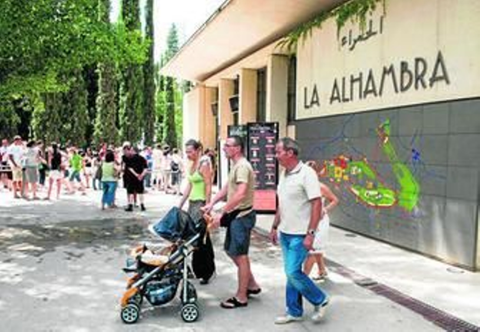 Turistas en el acceso al monumento nazarí.