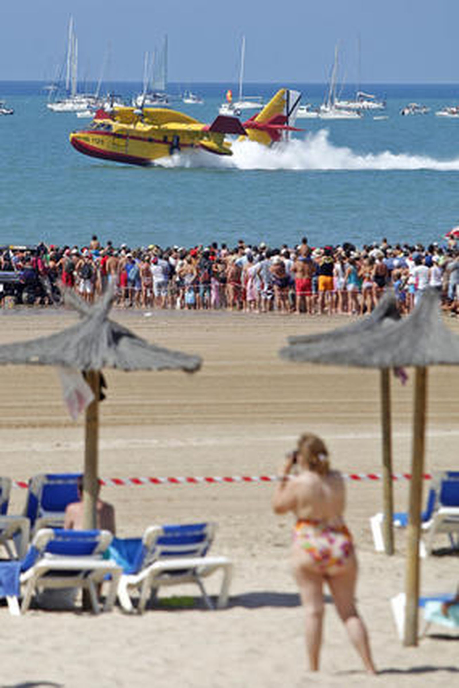 190.000 personas disfrutan del III Festival Aéreo en la playa de la Victoria. /Foto: Jesús Marín