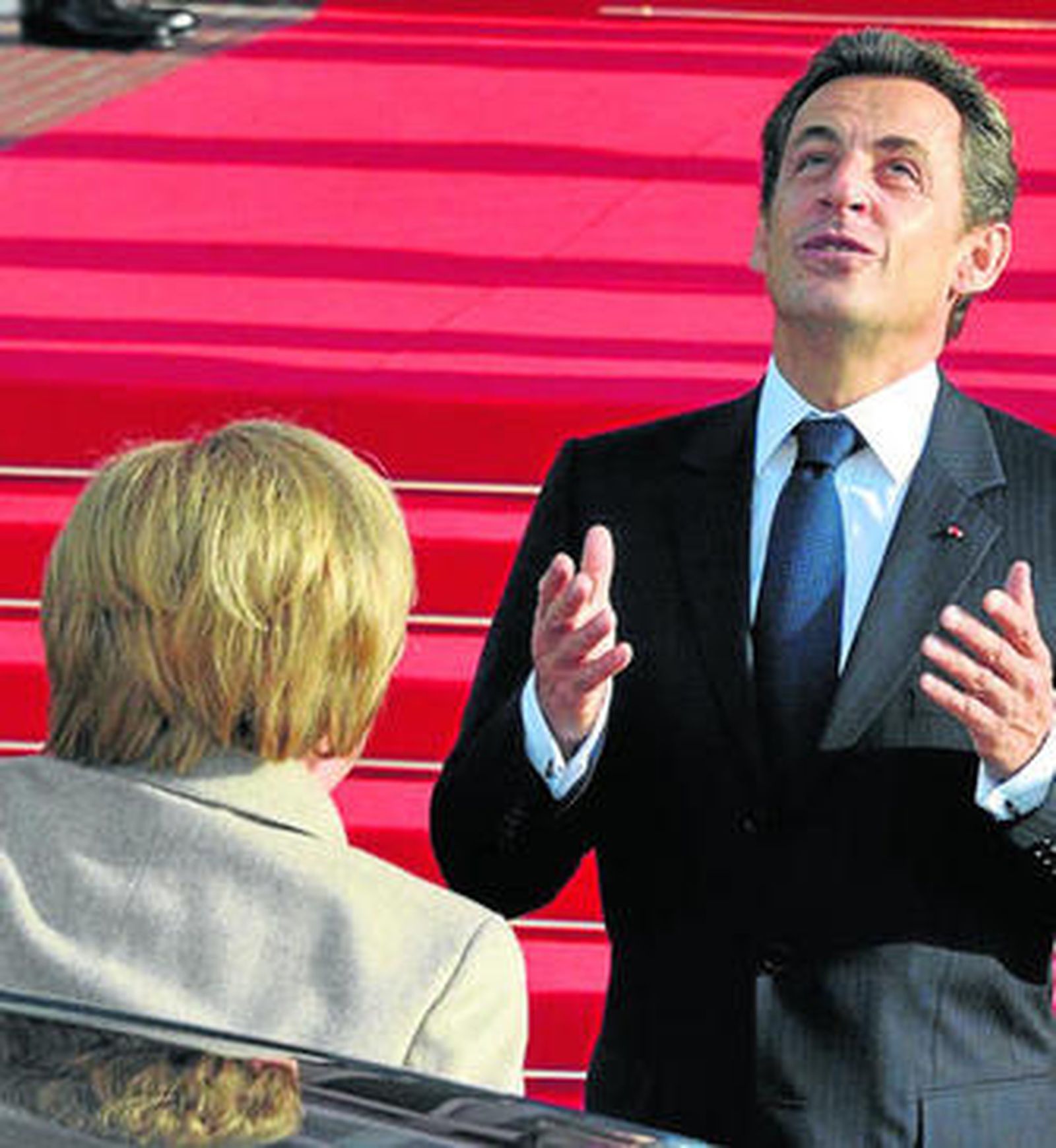Sarkozy, durante la recepción a Merkel ayer en Deauville, donde se reunieron con Medvedev.