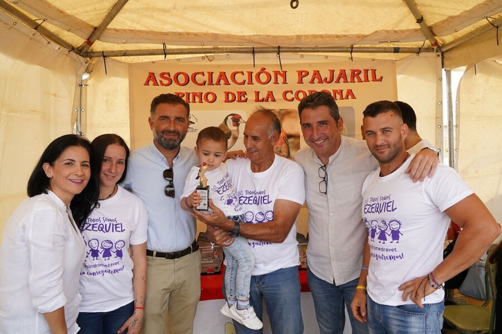Gustavo Cuéllar y Álvaro Burgos junto al pequeño Ezequiel y sus familiares.