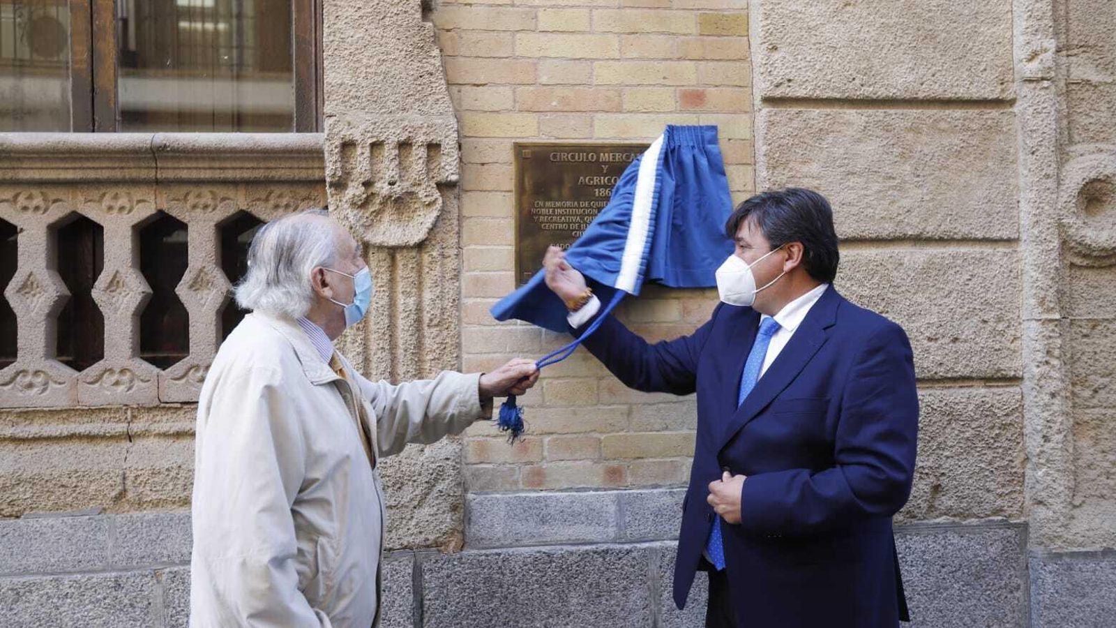 Descubrimiento de la placa por parte del alcalde y el presidente de la entidad.