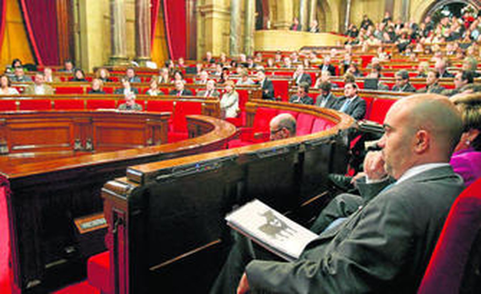 El portavoz del PP, Daniel Cirera, quien se mostró contrario a la prohibición de la Fiesta en Cataluña, en primer plano en un momento del Pleno.