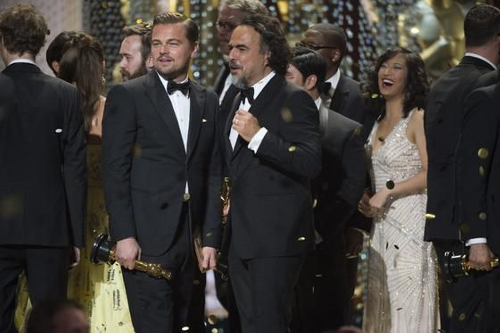 El actor estadounidense Leonardo DiCaprio (i), ganador del Oscar al mejor actor por por 'El renacido', y el director mexicano Alejandro Ginzález Iñárritu, Oscar al mejor director por la misma película, celebran sus galardones.

Foto: Efe