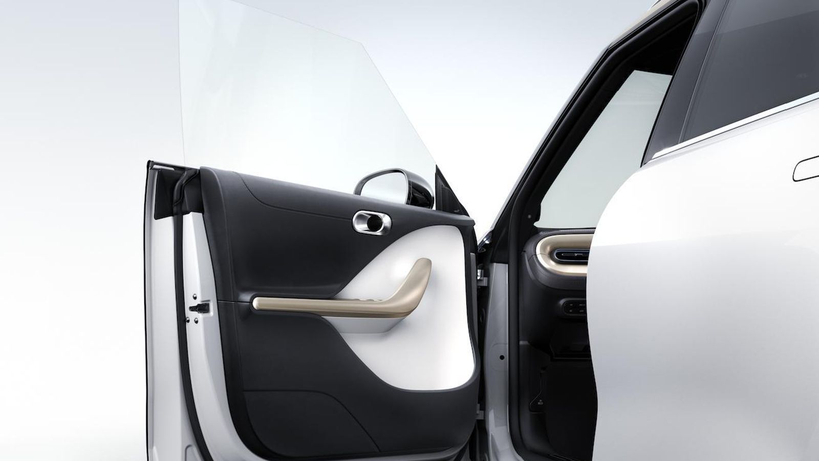 Un rasgo de diseño diferencial es que el Smart prescinde de marcos para las ventanillas. El cristal de las delanteras, al bajarse, queda fuera un centímetro que se puede bajar con un nuevo toque al mando, las traseras sobresalen, cuando descienden, hasta 13 cm.