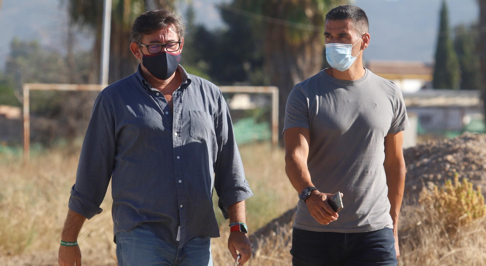 El director deportivo del Córdoba CF, Juanito, llega a la Ciudad Deportiva acompañado de Javier González Calvo.