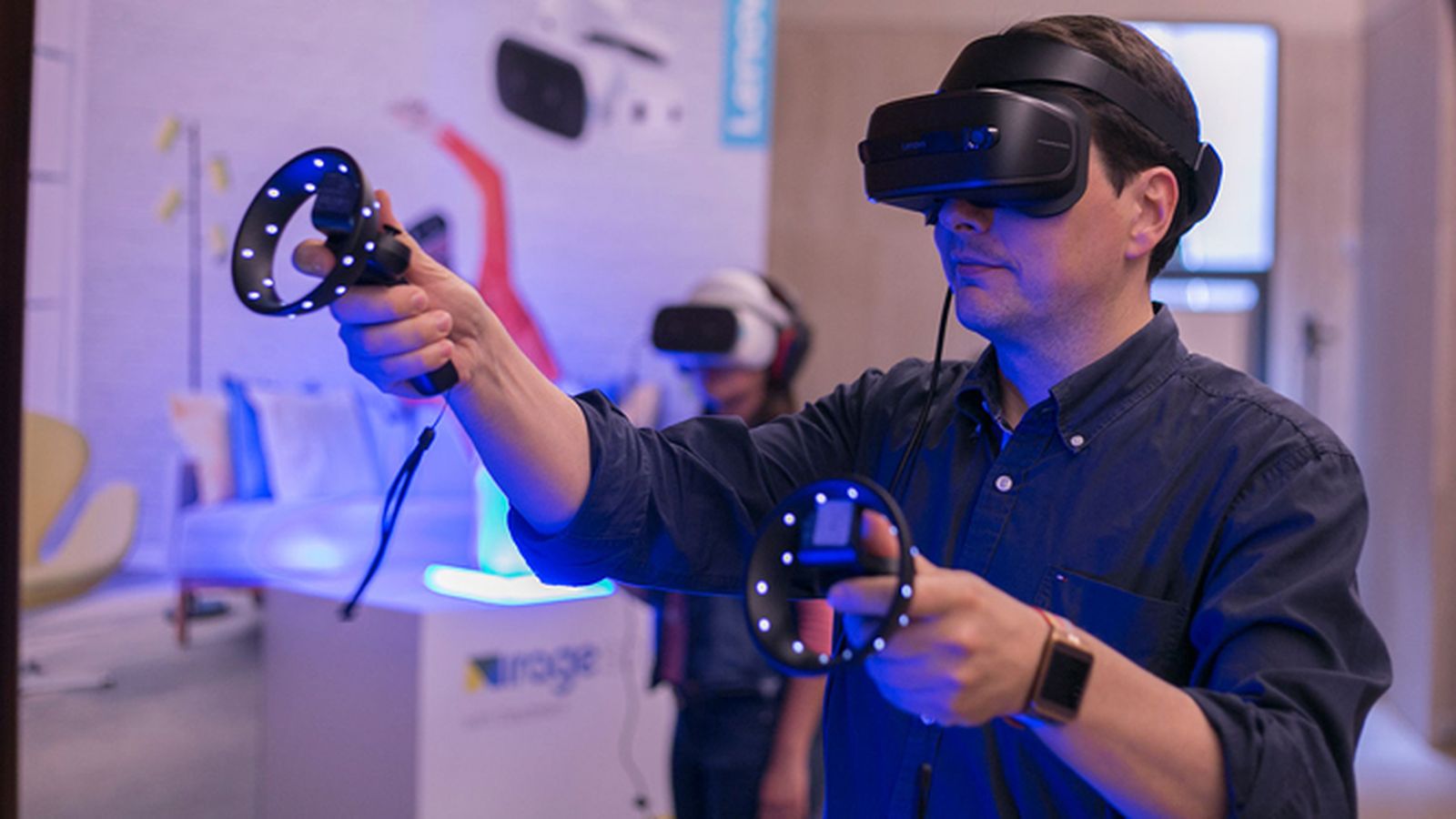 Un usuario utilizando un dispositivo de realidad virtual.