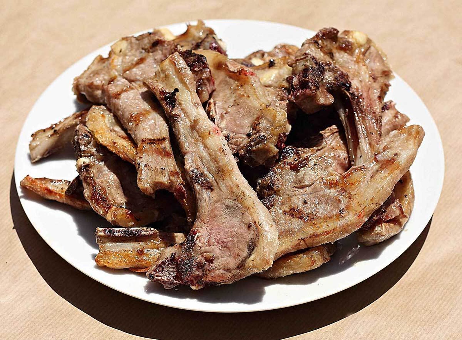 Plato de cordero a la brasa.