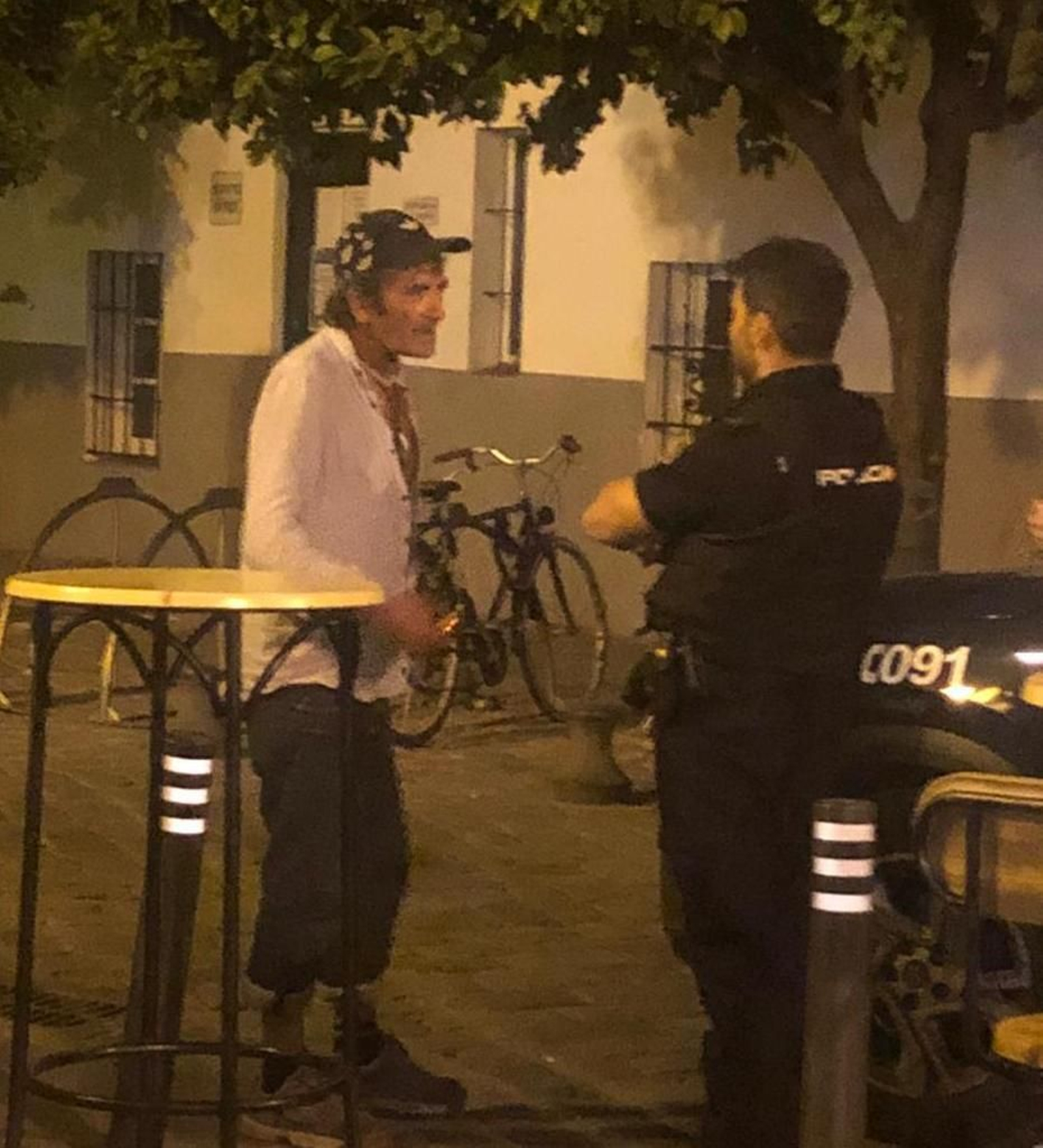 La Policía habla con uno de los indigentes de la zona.