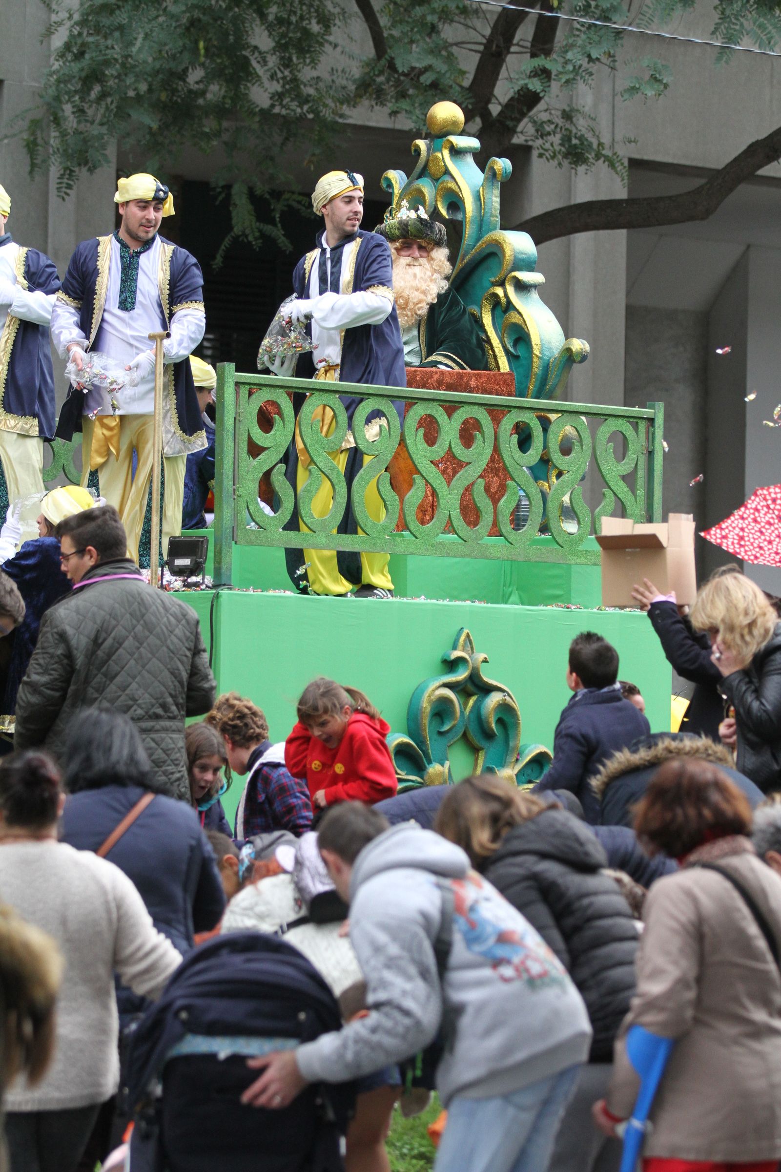 Cabalgata de los Reyes Magos 2018: Melchor, Gaspar y Baltazar adelantan su salida para llenar de ilusión las calles de Huelva