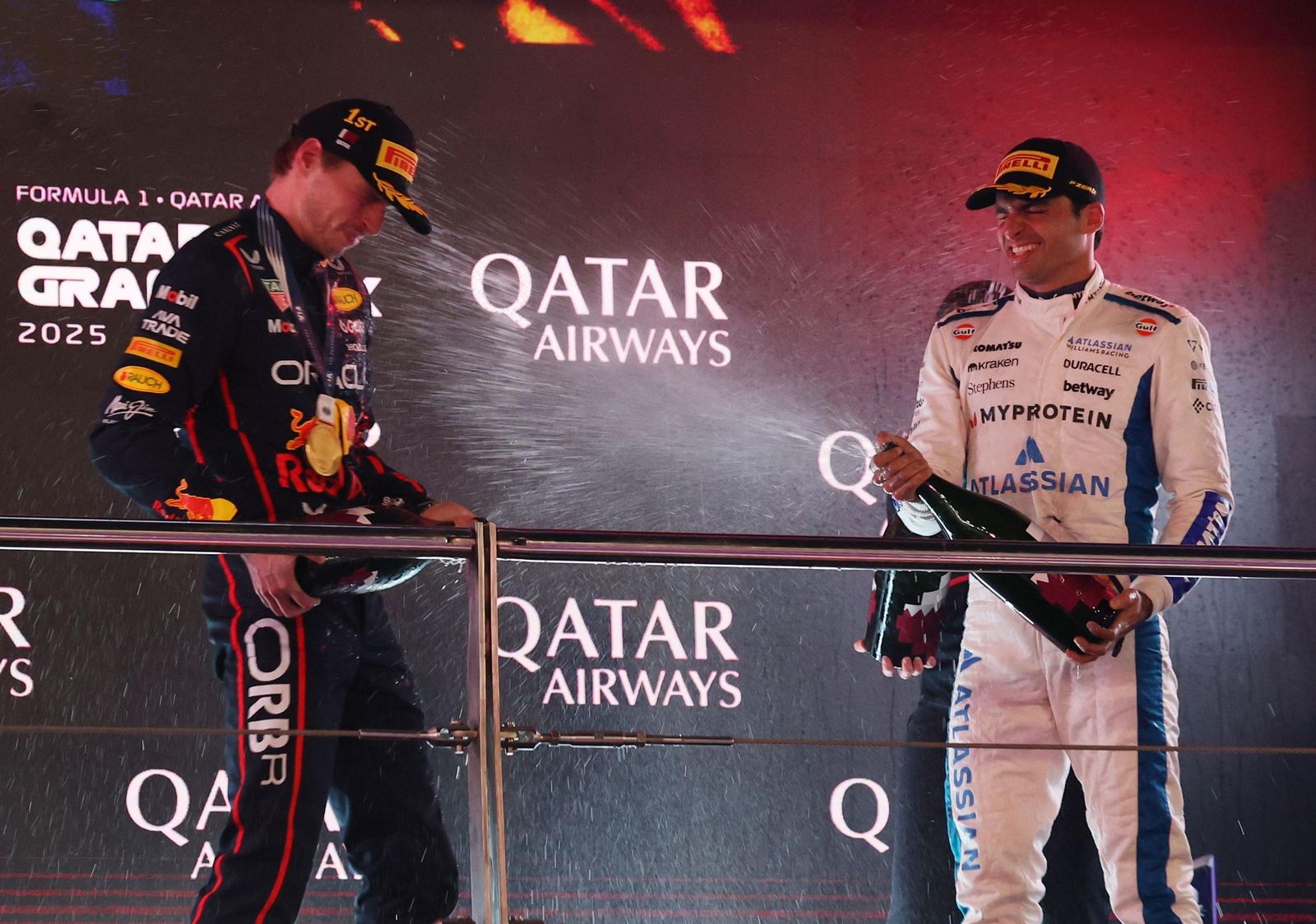 Max Verstappen y Carlos Sainz en el podio de Lusail.
