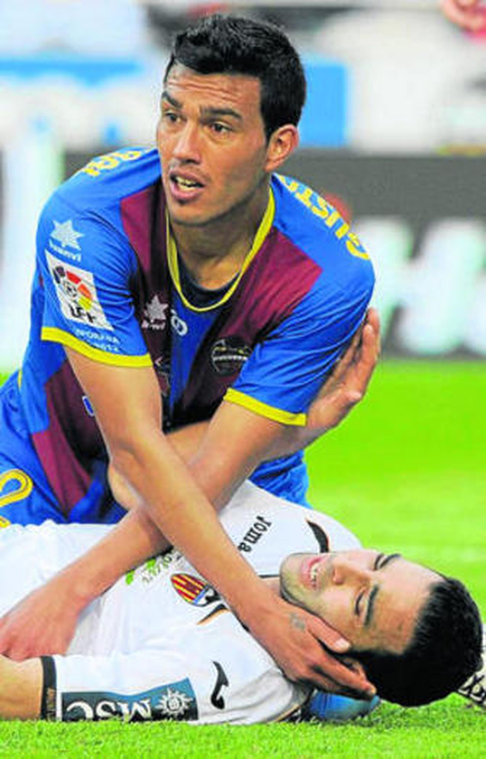 Cabral coge a Ramí tras una caída de los dos.