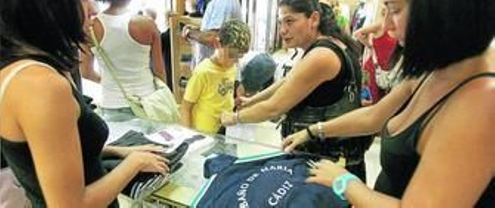 Padres comprando el uniforme escolar a sus hijos en la tienda gaditana La Colegial.