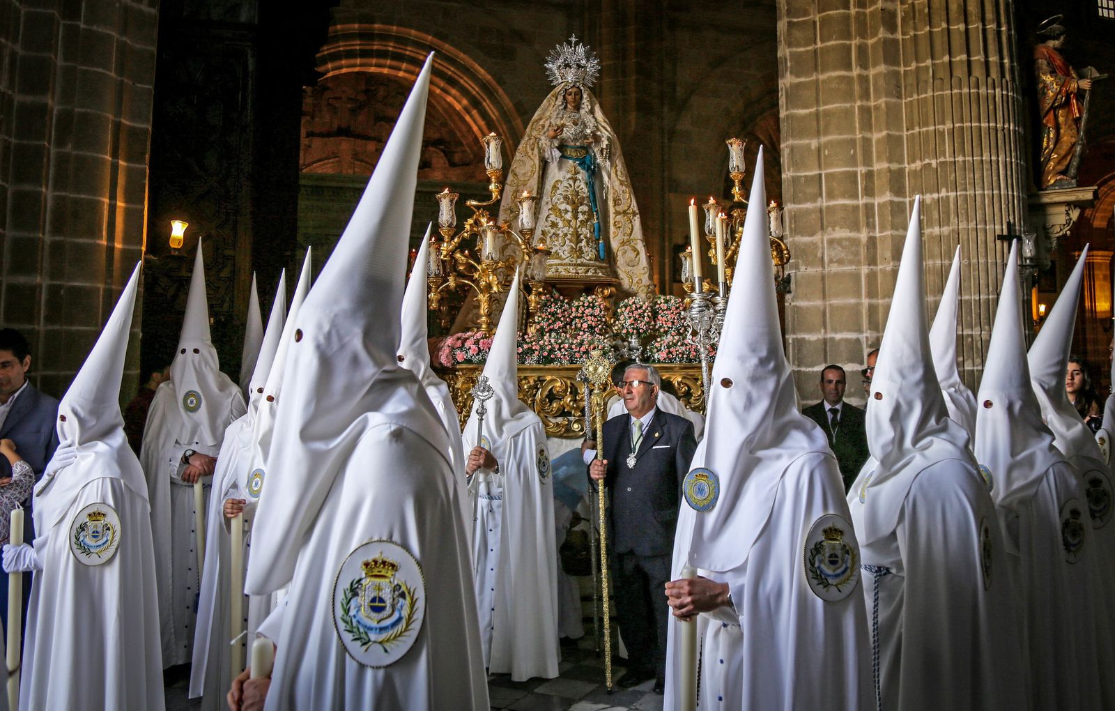 Los hermanos, bajo las túnicas, en la Catedral frente a suVirgen, donde el obispo ofició una Pontifical.