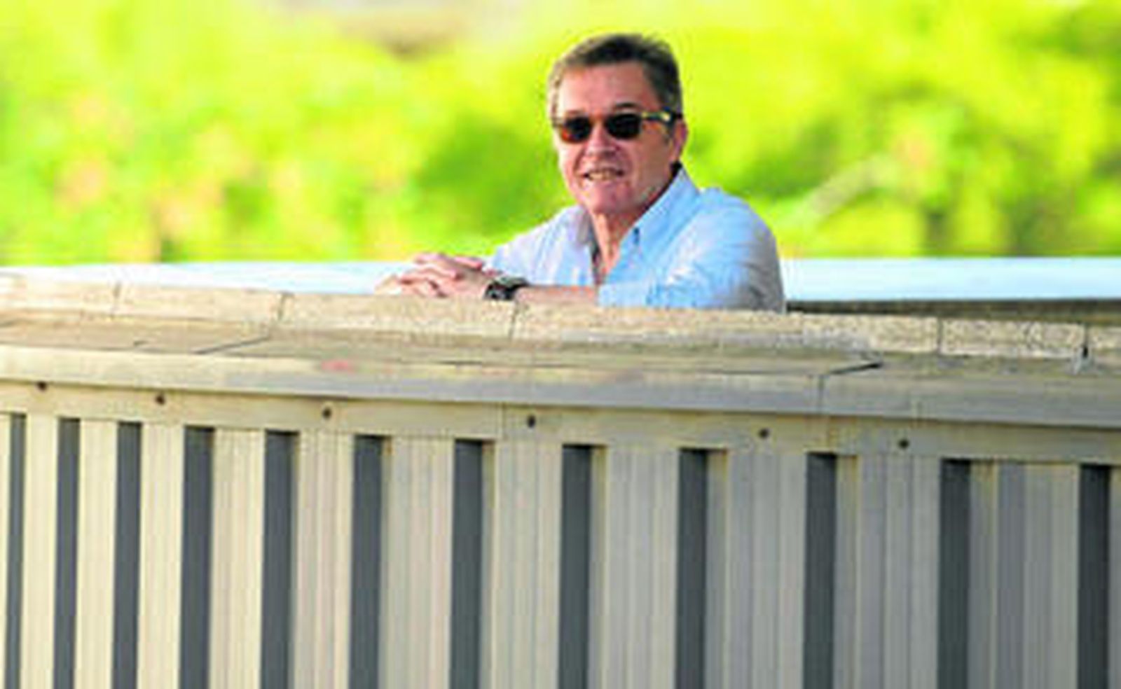 El poeta y guionista Javier Salvago, retratado en Sevilla poco antes de la entrevista.