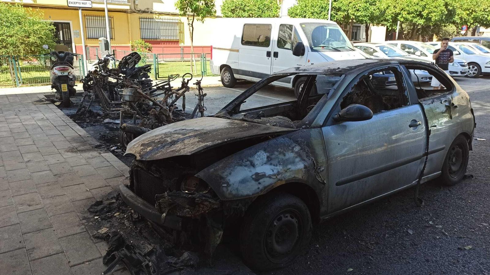El estado en que quedaron uno de los coches y las motos de Alcosa.