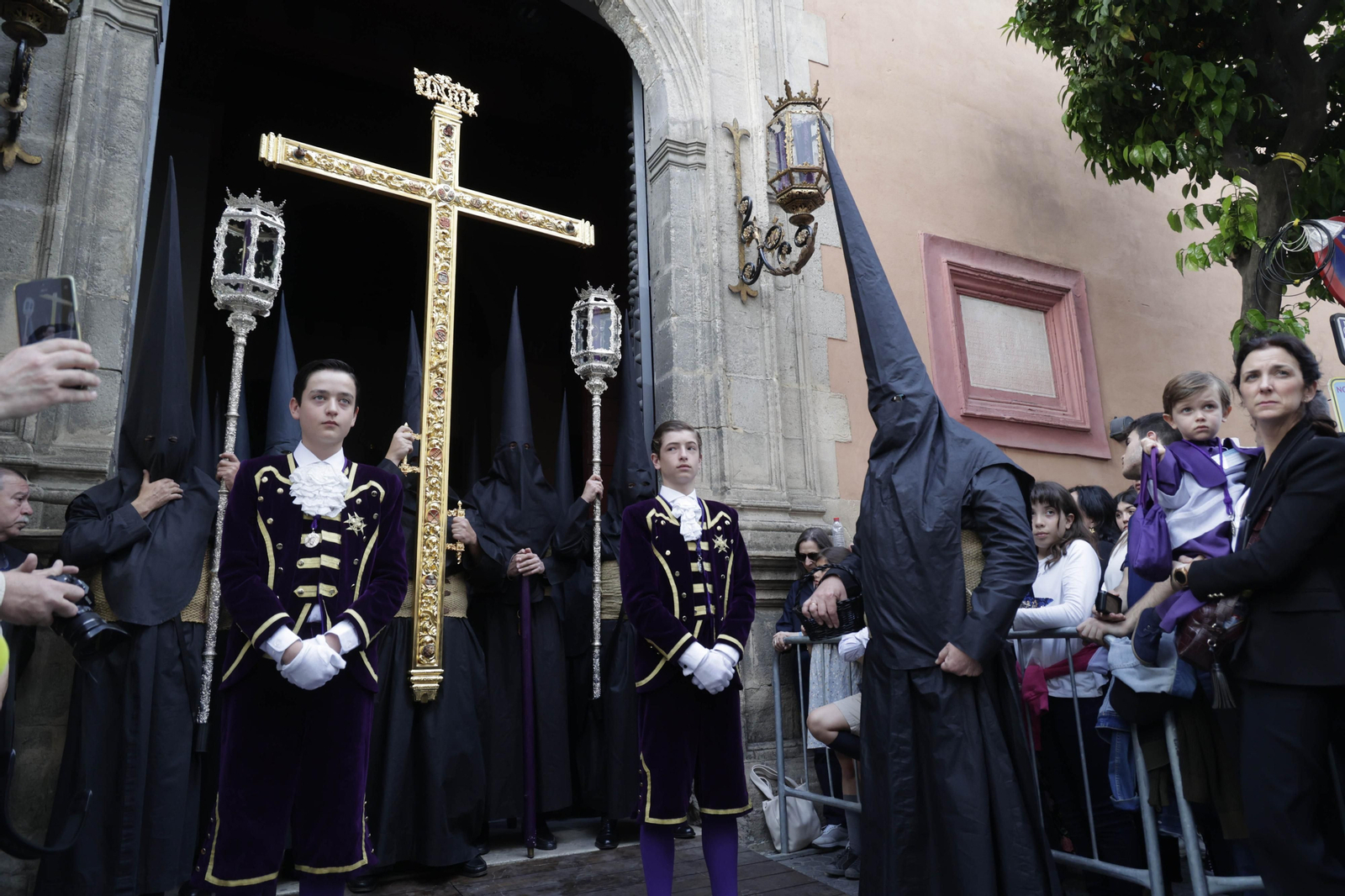 La salida de la Hermandad de las Penas en imágenes