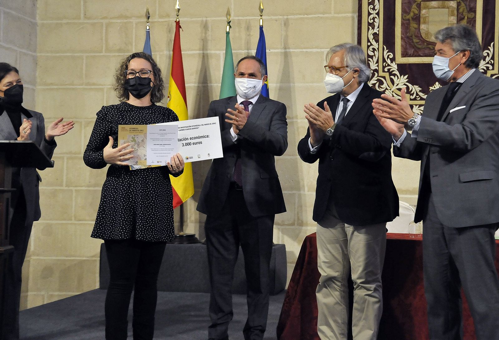 María Isabel Serrano, recibiendo el premio.