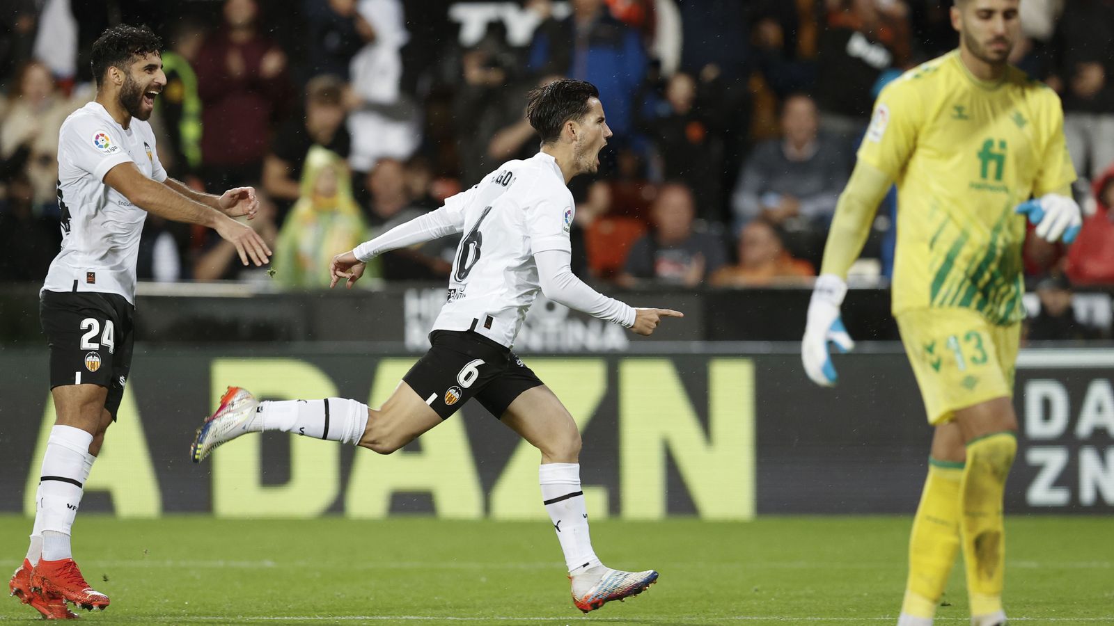 Rui Silva se lamenta mientras Hugo Guillamón celebra el 2-0.