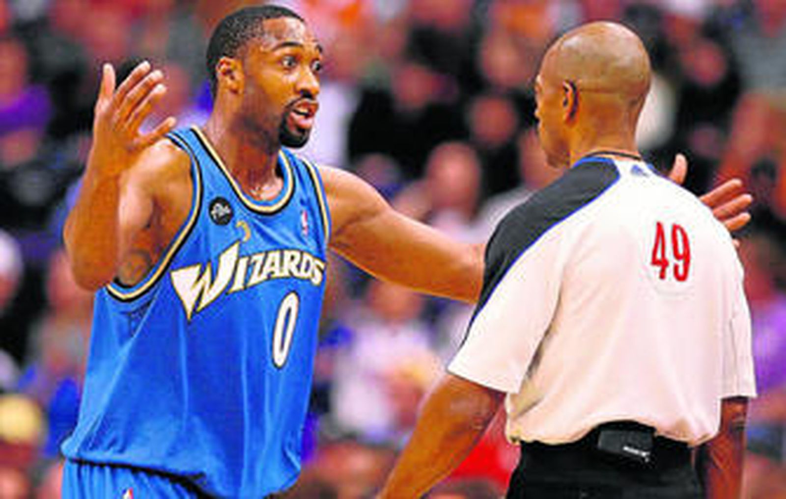 Arenas protesta airadamente a un árbitro.