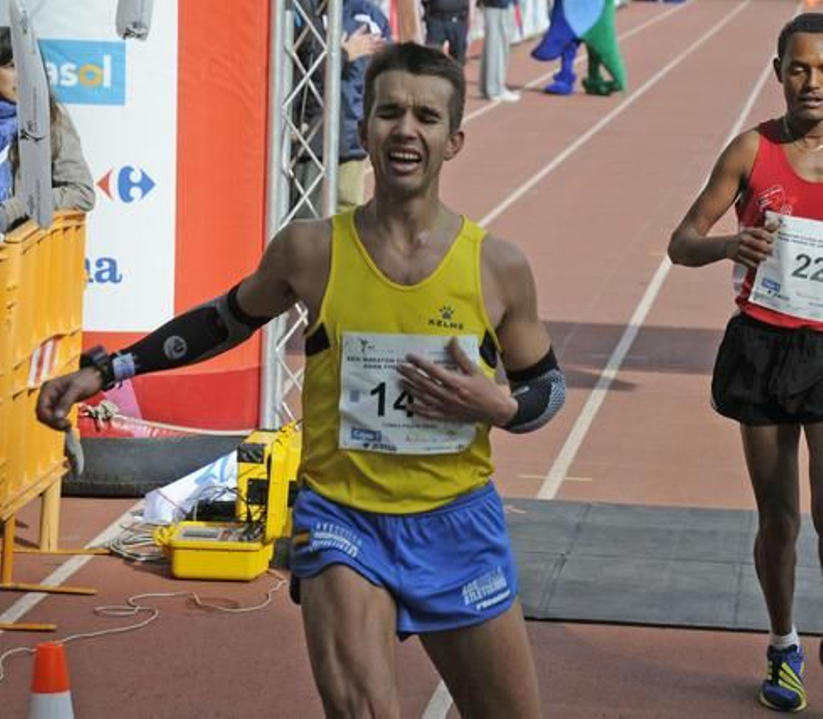 4.161 corredores han participado en el XXVI Maratón Ciudad de Sevilla 2010 Gran Premio de Andalucía, que ha acabado ganando el keniano Phillip Biwot. / Juan Carlos Vázquez
