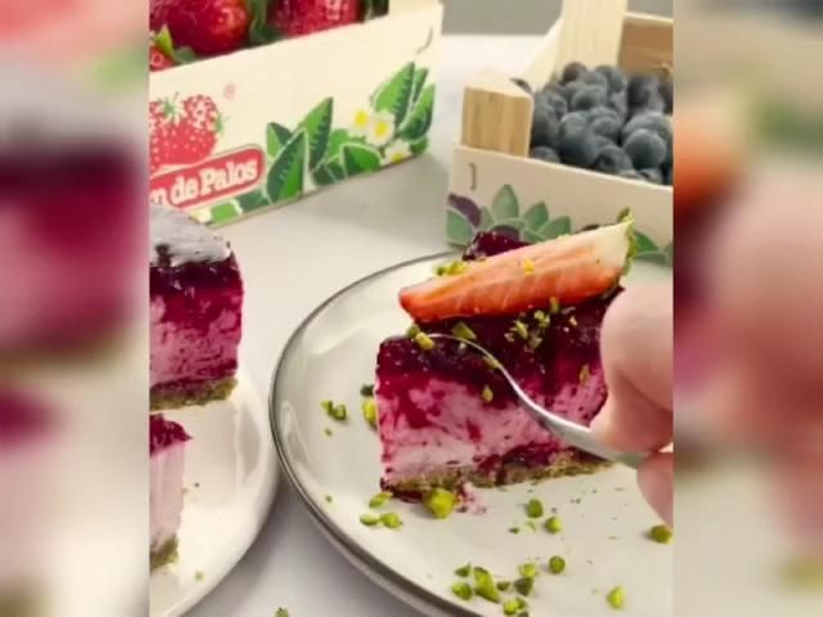 El irresistible postre de frutos rojos de Huelva elaborado por Carlos Ríos