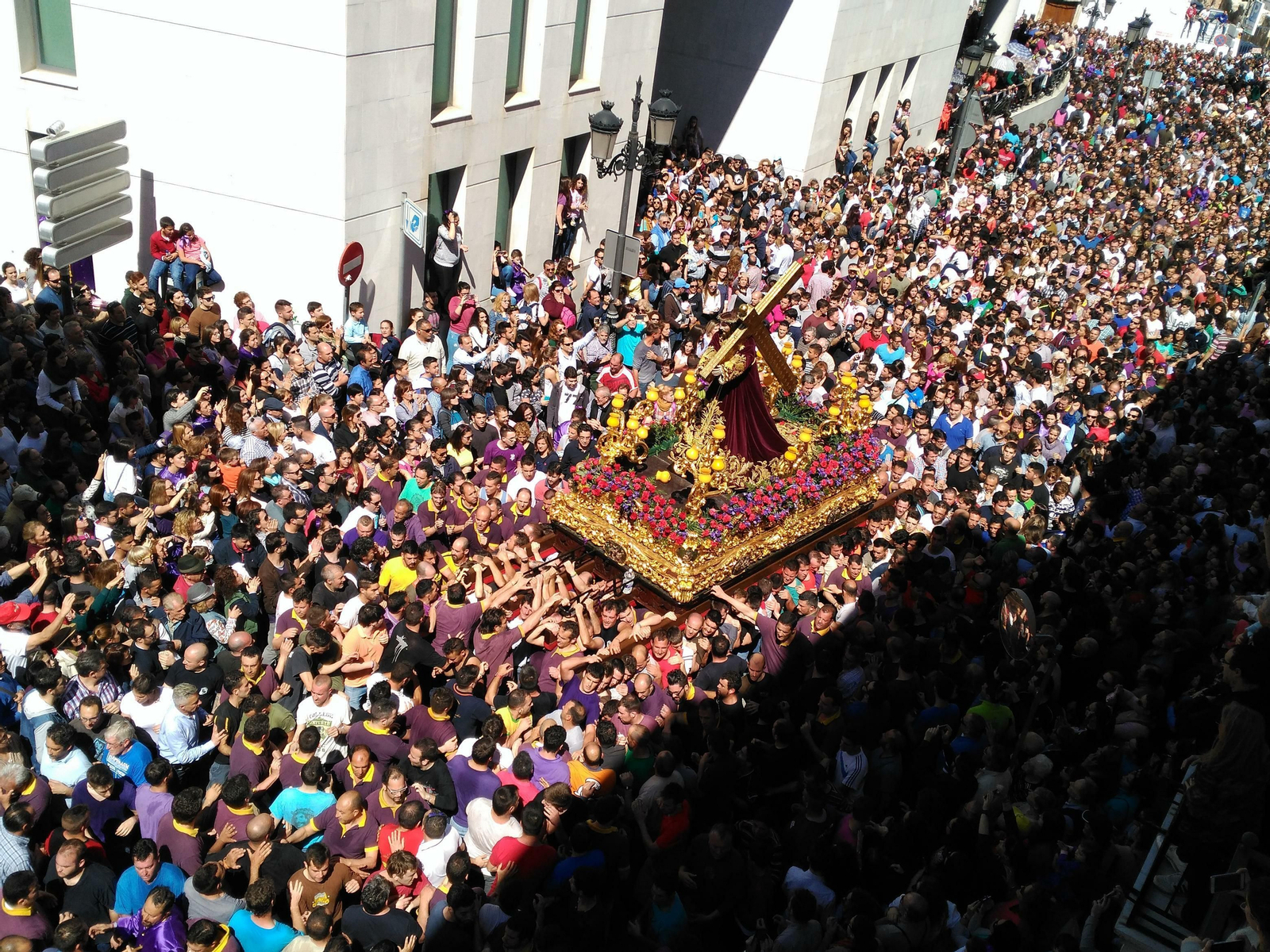 El Nazareno de Priego por las calles de la localidad.