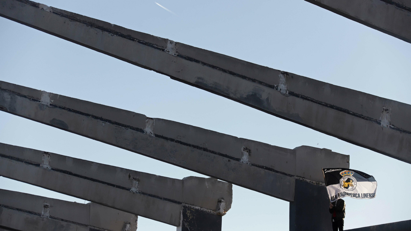 Un aficionado de la Balona anima a su equipo en la tribuna del estadio municipal.