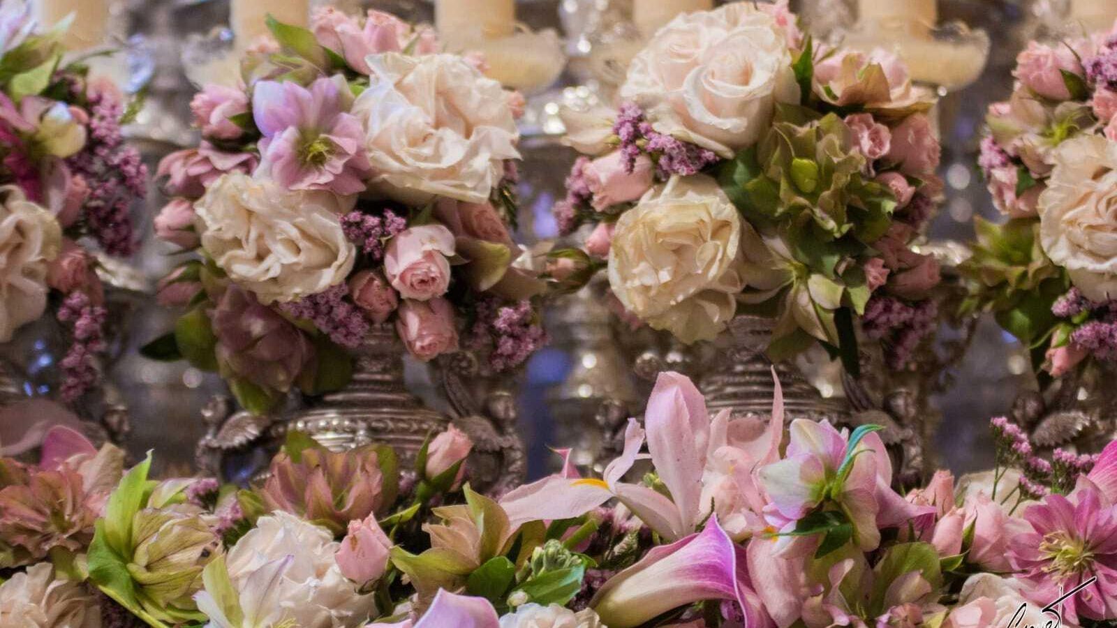 Detalle del eléboro, en tonos rosas y verdes