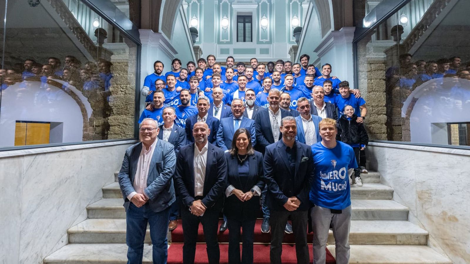 Foto para la historia de la recepción por parte del Ayuntamiento.