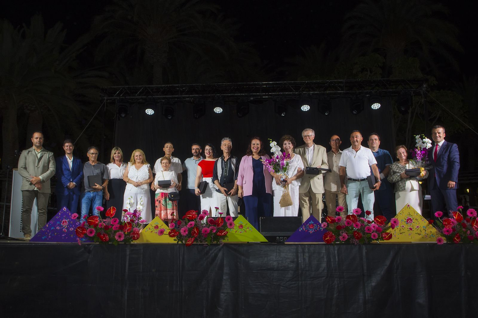Foto de familia de todos los homenajeados junto al pregonero, el alcalde y concejales.