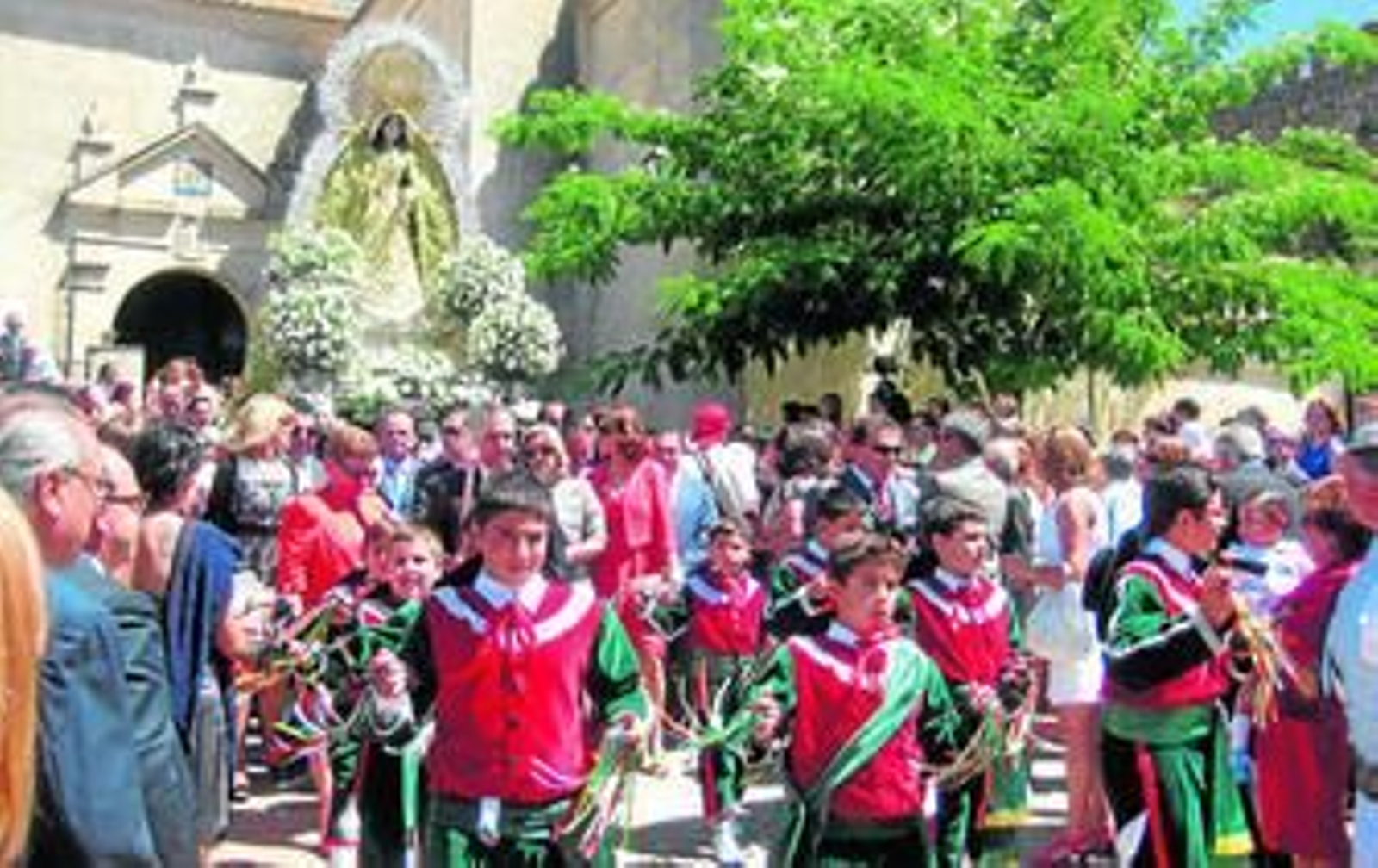 Salida procesional del Día del Corpus en Cumbres Mayores.