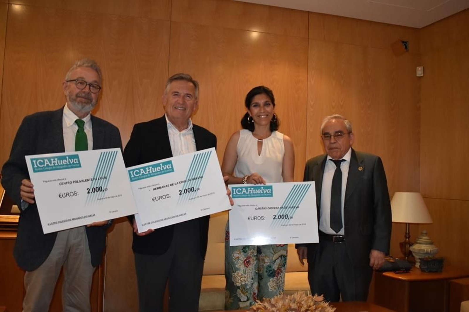 Los representantes de las tres ONG posan con los cheques junto al decano de los abogados, Fernando Vergel. Los representantes de las tres ONG posan con los cheques junto al decano de los abogados, Fernando Vergel.
