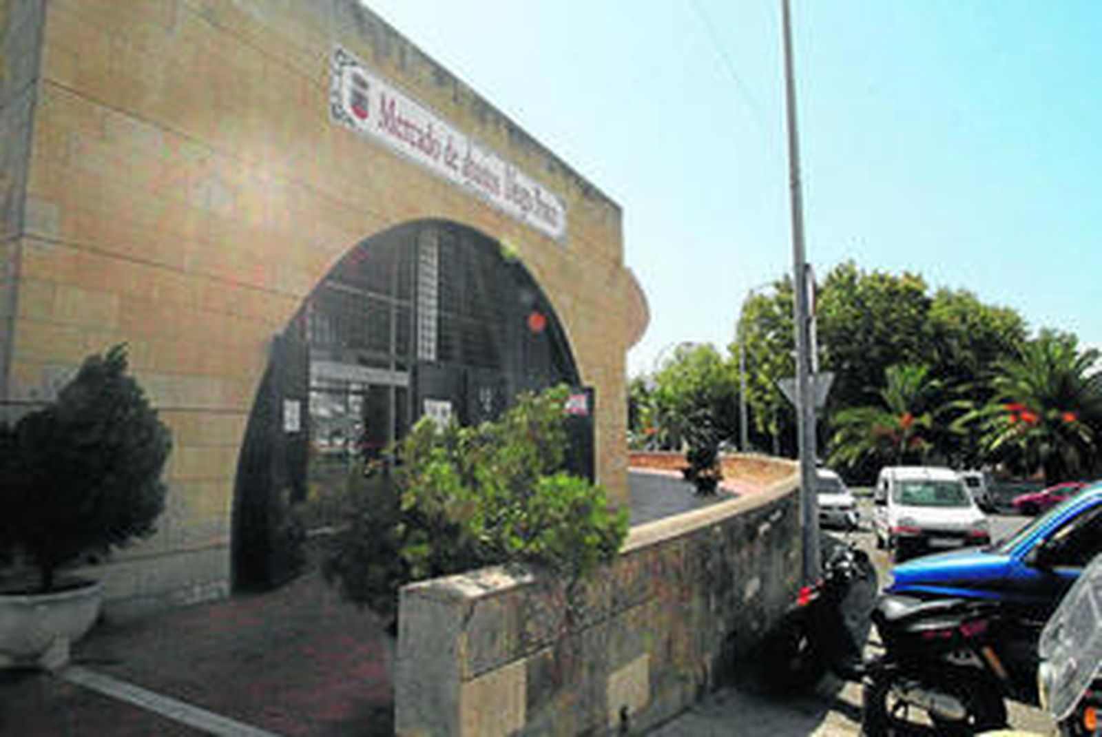 Instantánea tomada del exterior del mercado de abastos Diego Ponce.