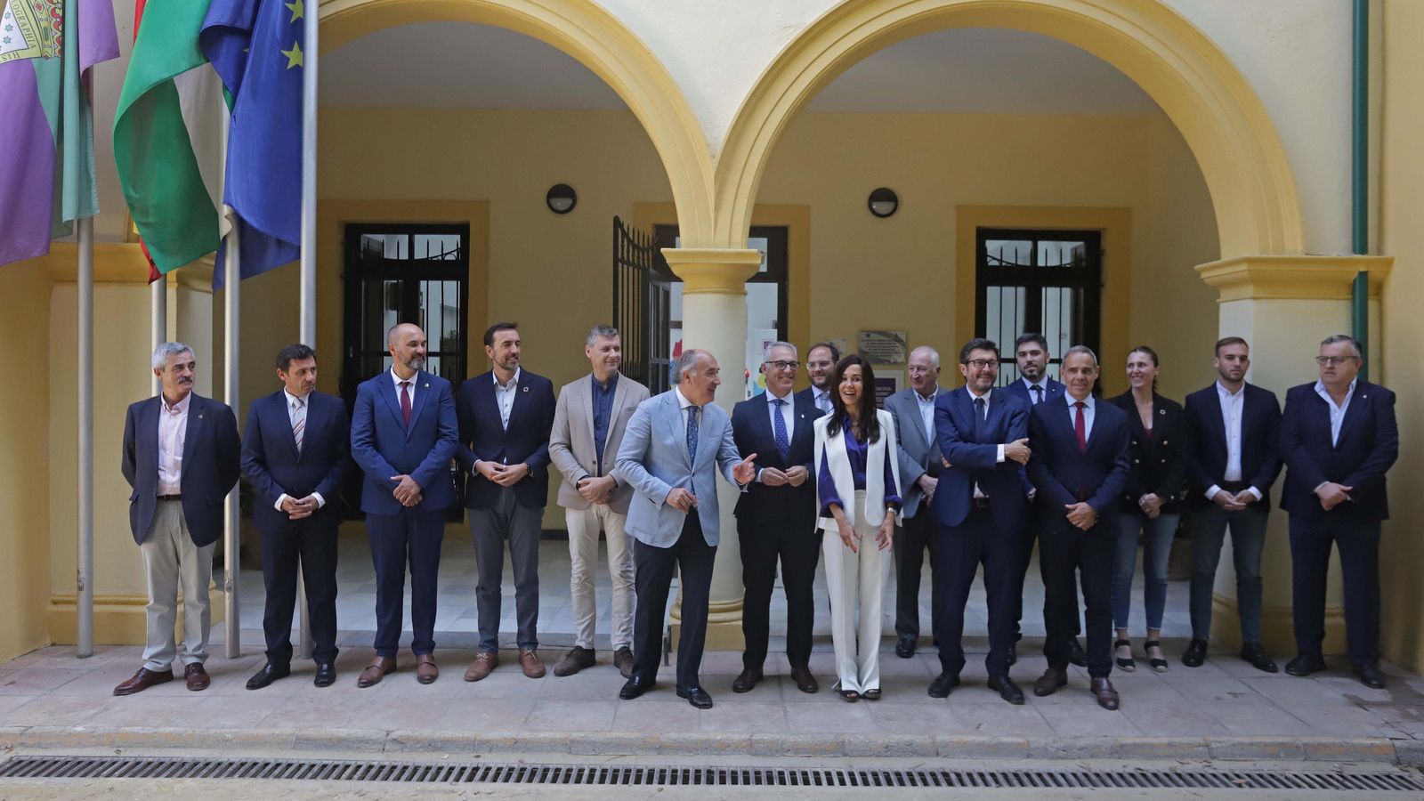 Reciente visita de la secretaria de Estado de Transportes rodeada de varios alcaldes comarcales