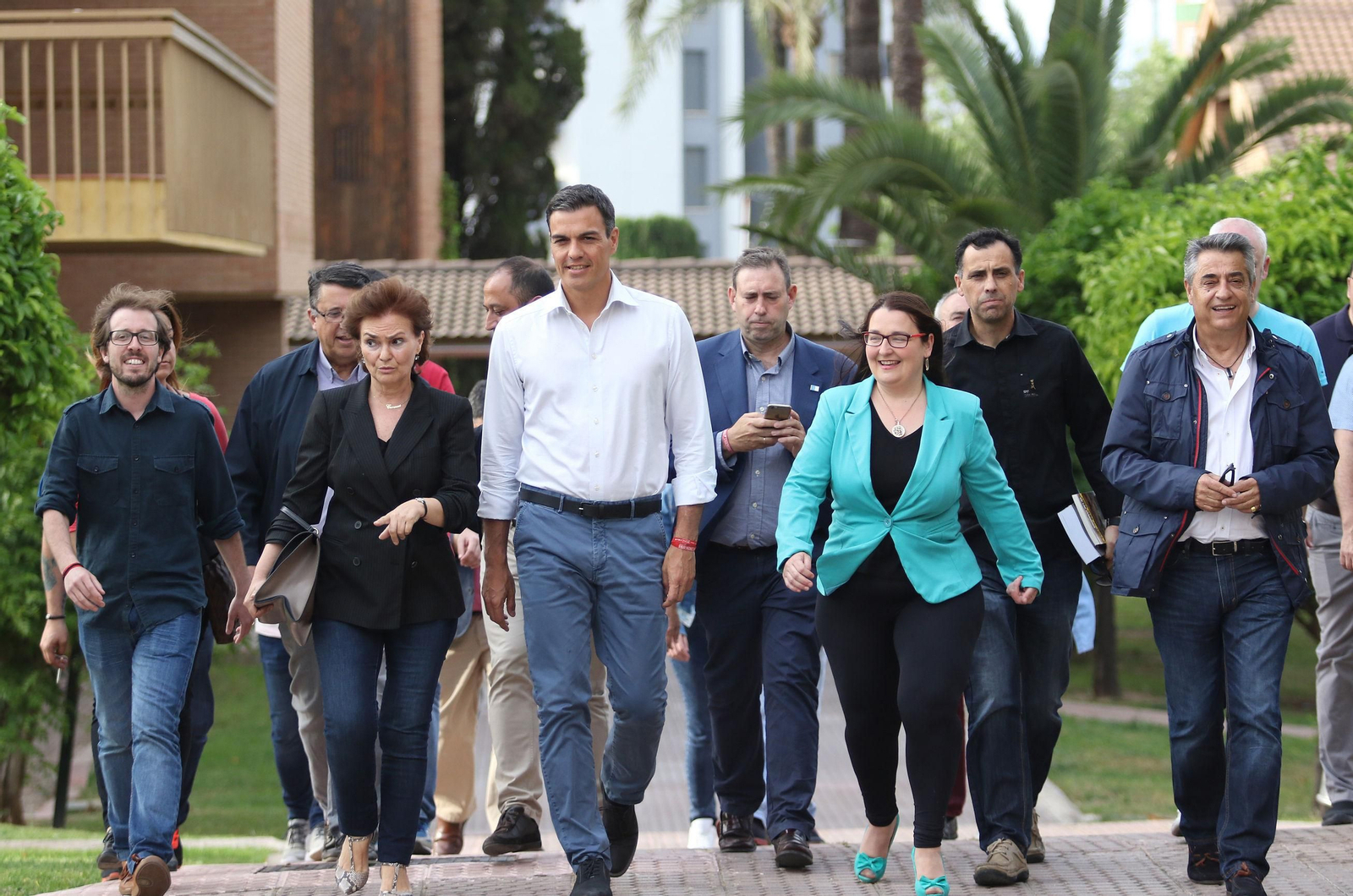 Pedro Sánchez, entre Carmen Calvo y Teba Roldán, el pasado 24 de abril en los colegios mayores. Pedro Sánchez, entre Carmen Calvo y Teba Roldán, el pasado 24 de abril en los colegios mayores.