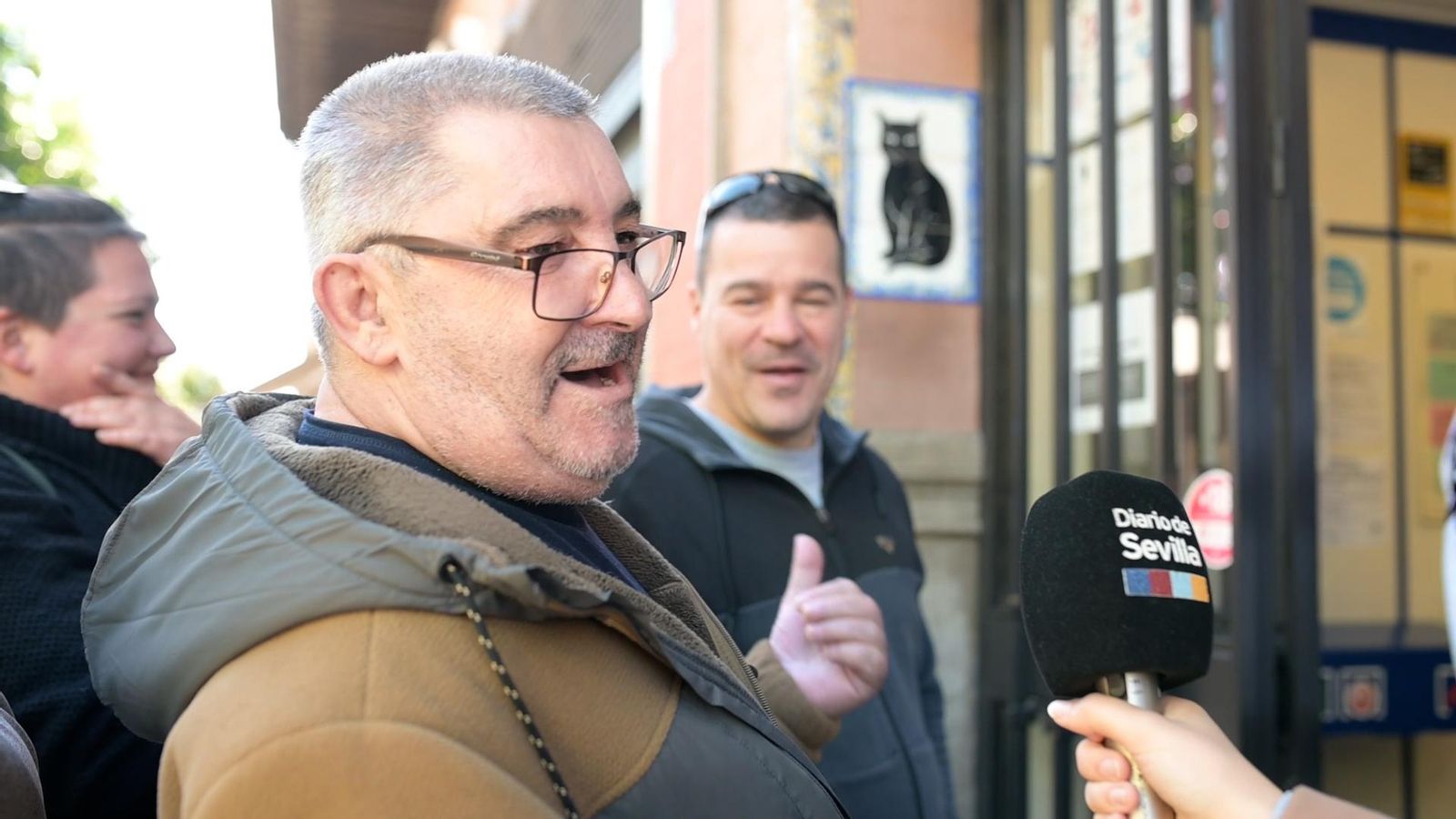 Malagueños y vascos se hacen amigos en la cola para comprar un décimo de lotera