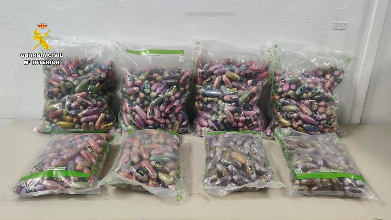 Parte de los 12 kilos de hachís localizados en el doble fondo de un vehículo en Medina Sidonia.