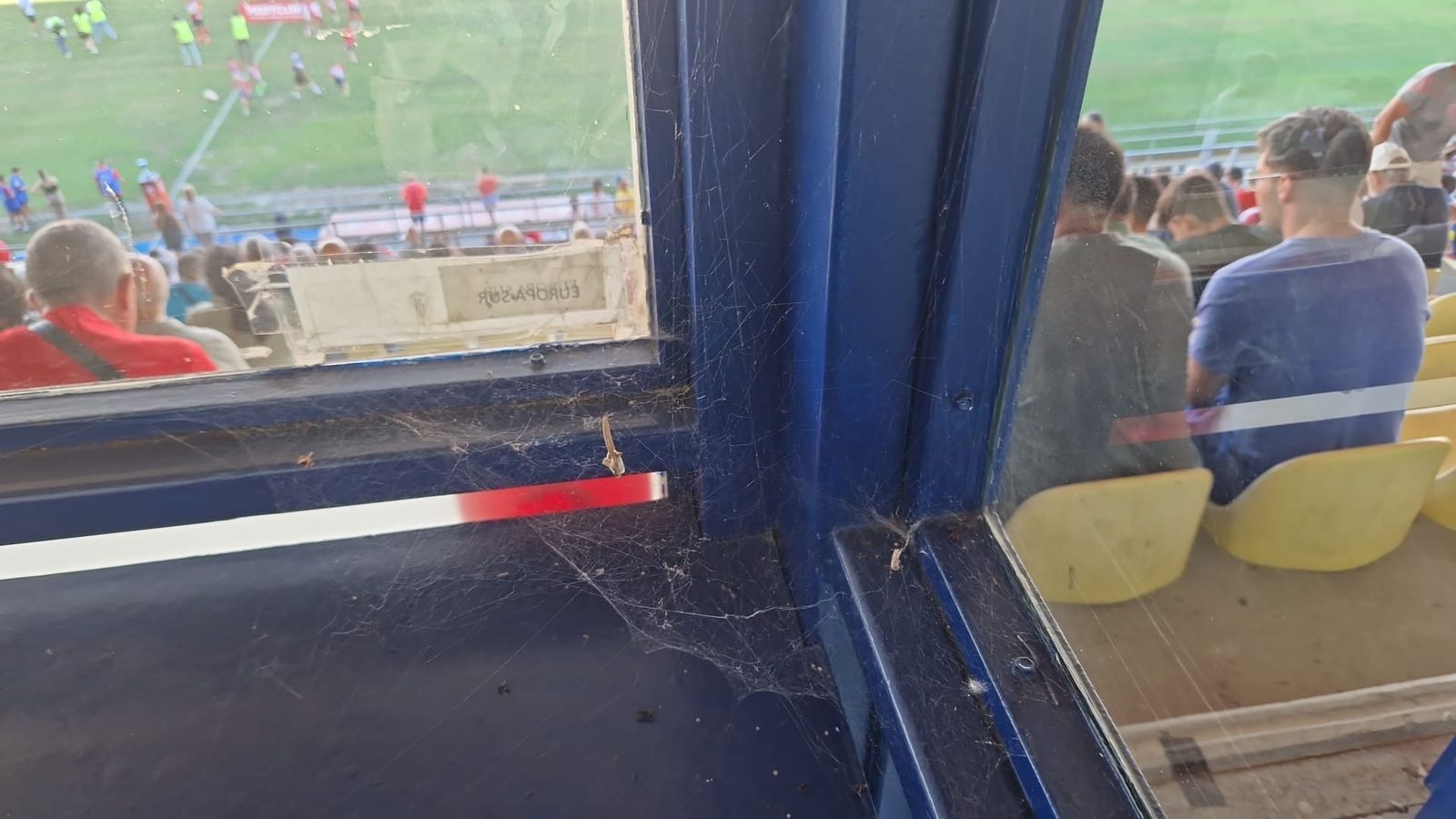 Telarañas y suciedad en una de las cabinas de prensa.