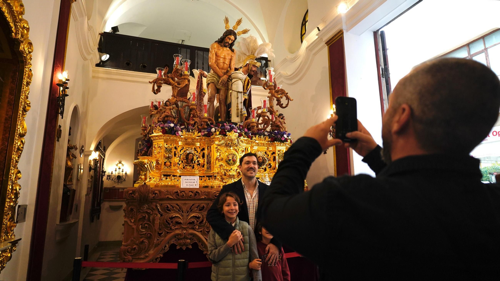 Preparativos de la Hermandad de la Columna de Algeciras ante el Lunes Santo, en imágenes