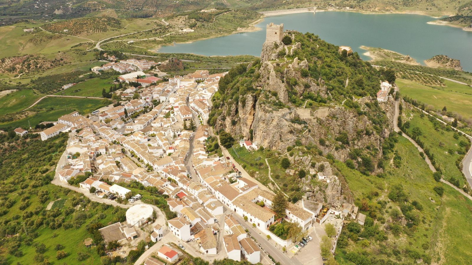 Vista de pájaro de Zahara de la Sierra, con su castillo  y torre del homenaje