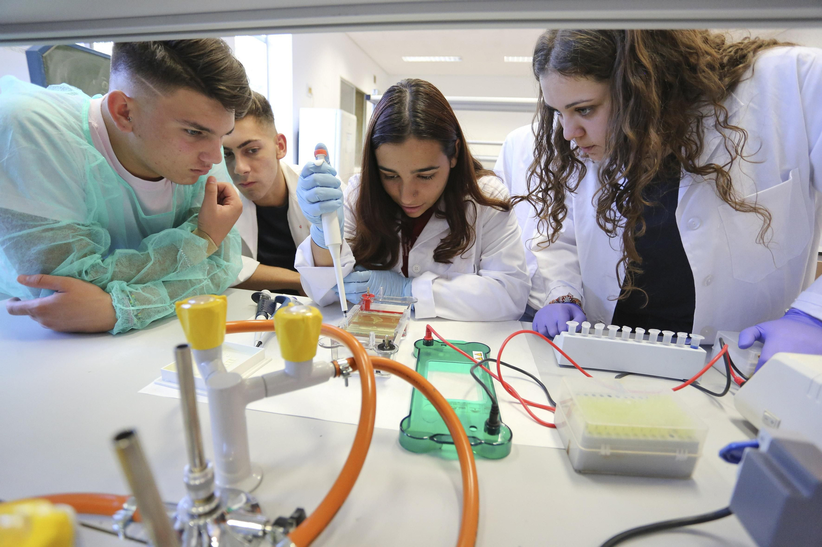 Alumnos del Grado Superior de Fabricación de Productos Farmacéuticos en el IES Universidad Laboral.