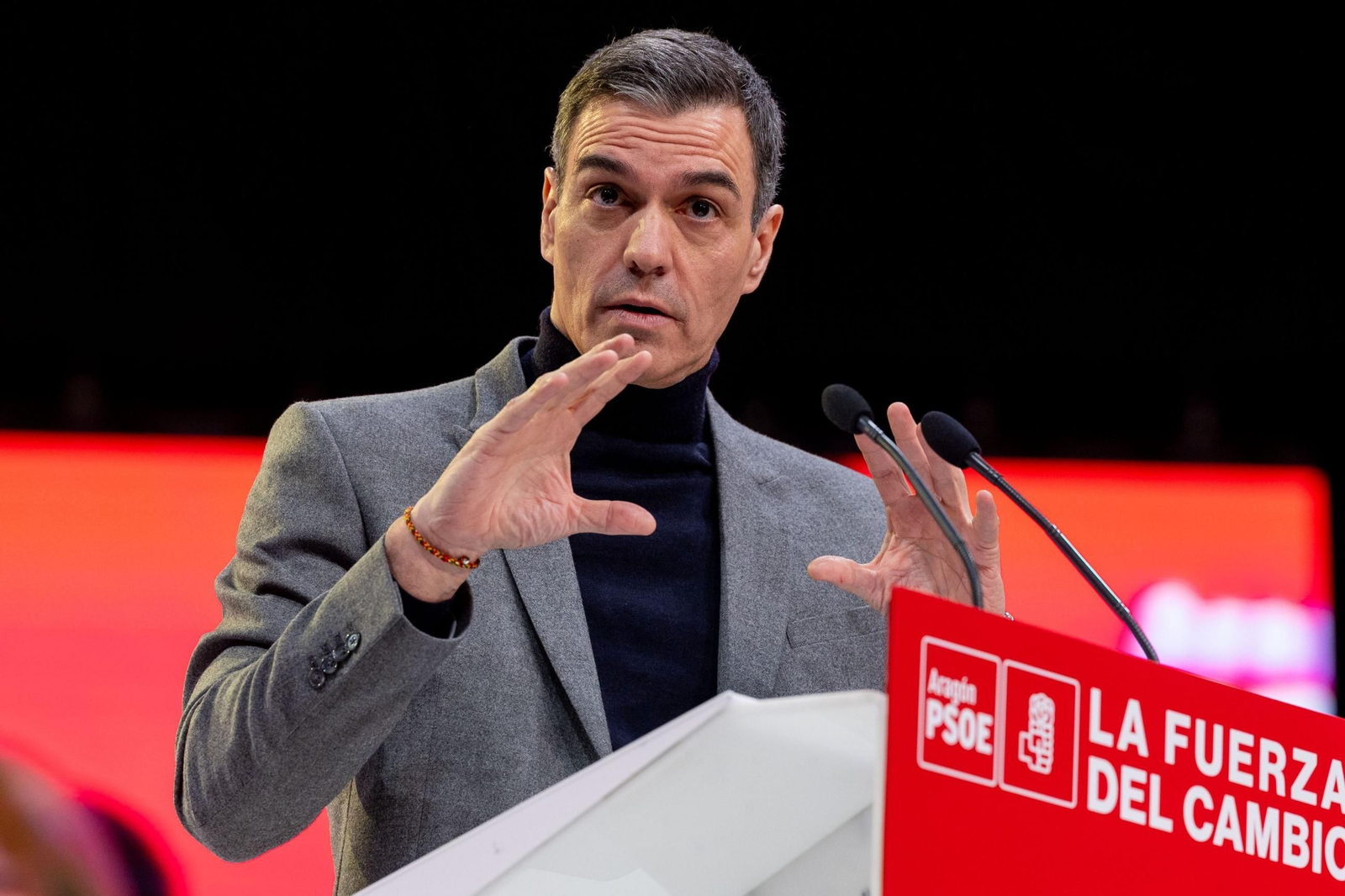 Sánchez critica a Feijóo "absoluta sumisión" del PP "a las grandes empresas"