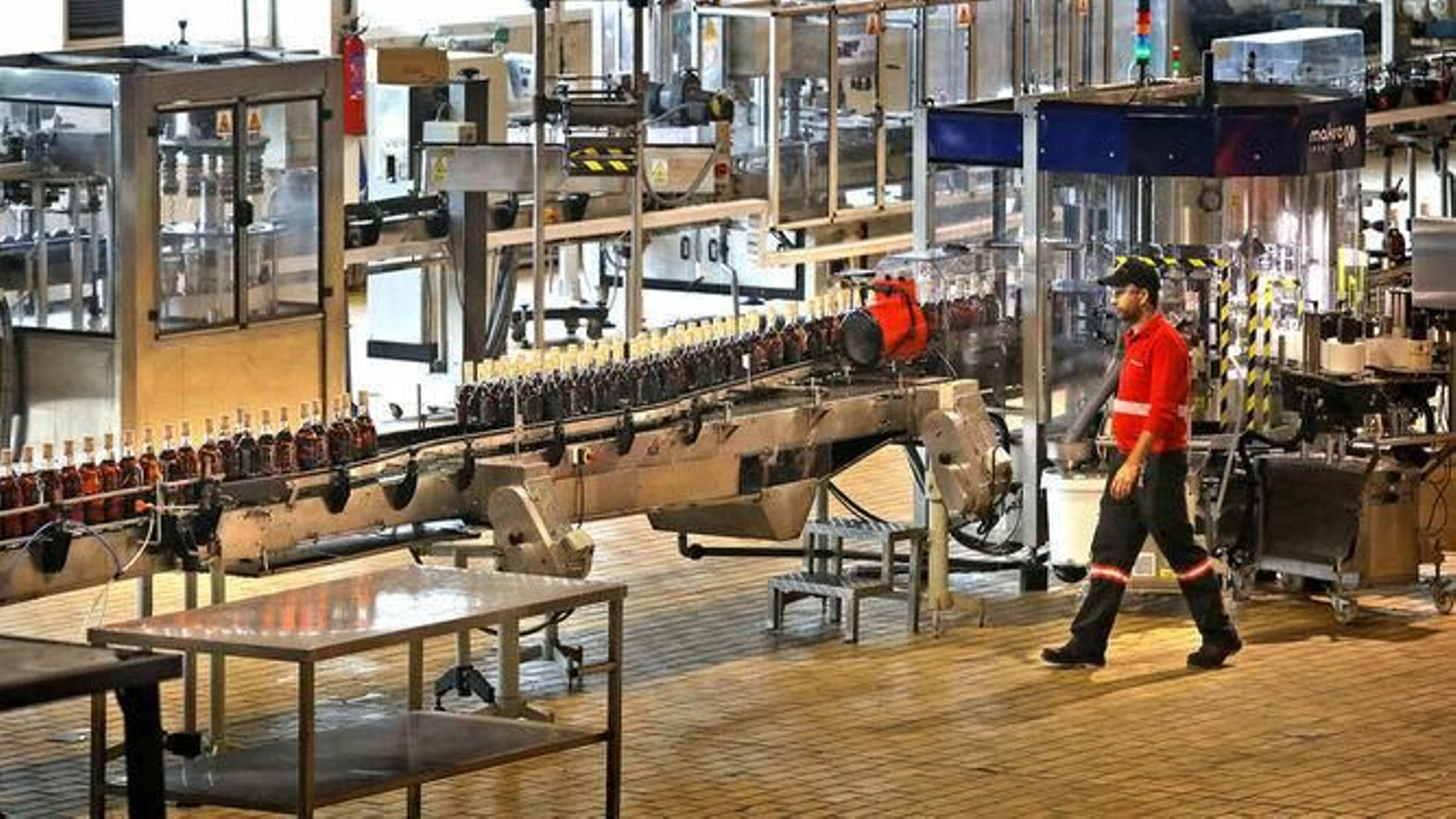 Planta de embotellado de una bodega del Marco de Jerez.