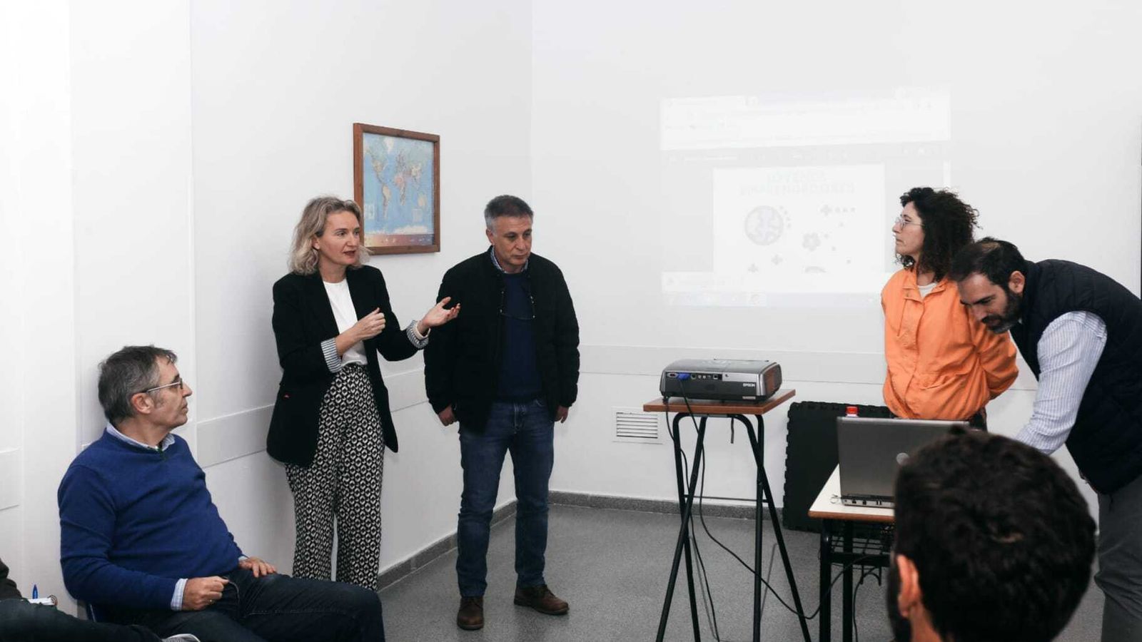 Una imagen de la visita al taller de emprendimiento empresarial del Centro de Internamiento de Menores.