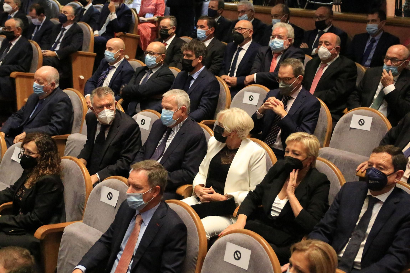 Fotogalería 'El Rey entrega el premio Reino de España a la Trayectora Empresarial a Paco Cosentino'