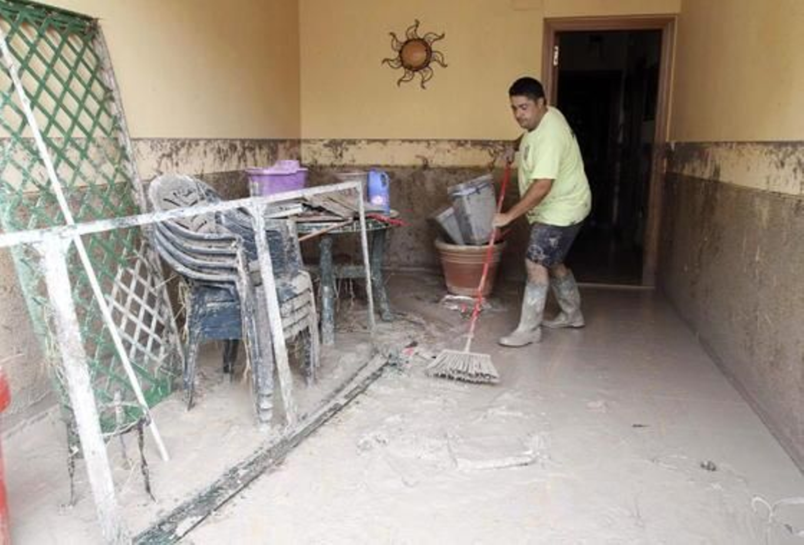 Tres fallecidos y numerosos daños materiales por las fuertes lluvias registradas en la provincia

Foto: EFE