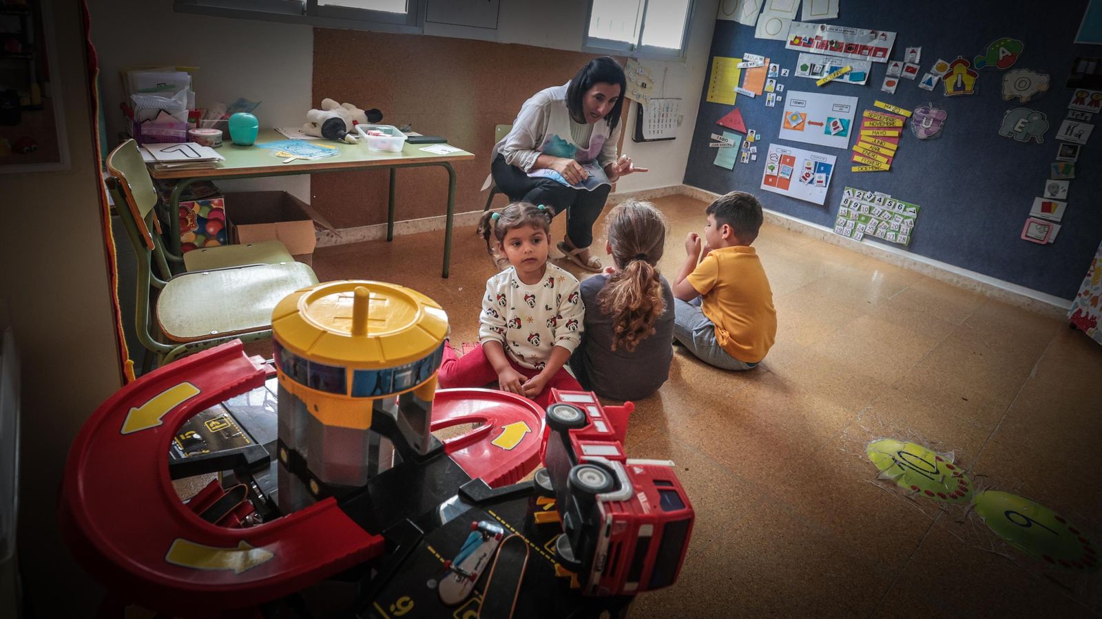 La tutora de la escuela rural de Junta de los Ríos, con tres de sus cinco alumnos.